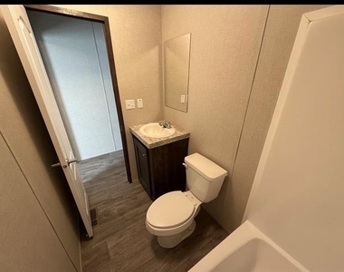 223 W Division Street - Photo Thumbnail 24