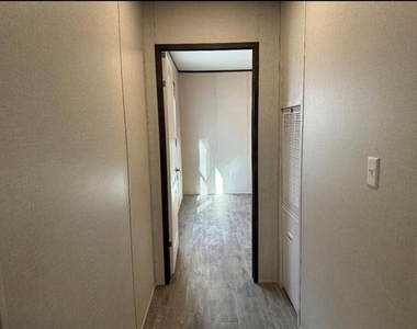 223 W Division Street - Photo Thumbnail 15