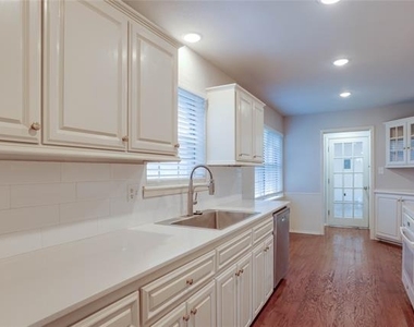 615 Oxford Drive - Photo Thumbnail 8