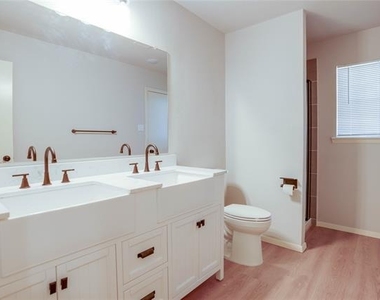615 Oxford Drive - Photo Thumbnail 11