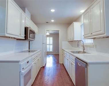 615 Oxford Drive - Photo Thumbnail 7