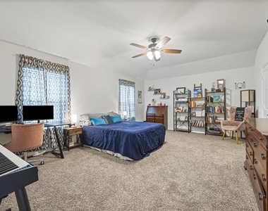 904 Saddle Horn Way - Photo Thumbnail 12