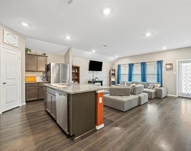 904 Saddle Horn Way - Photo Thumbnail 8