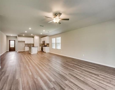 605 Cedar Springs Drive - Photo Thumbnail 5