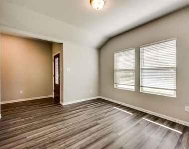 605 Cedar Springs Drive - Photo Thumbnail 3