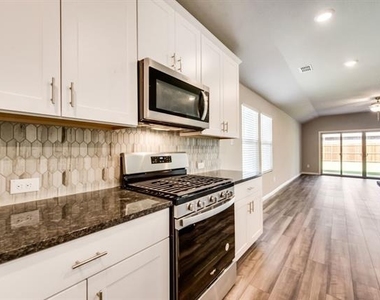 605 Cedar Springs Drive - Photo Thumbnail 14