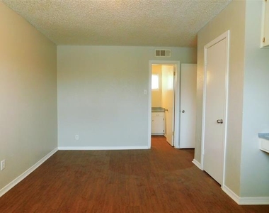 401 Betchan Street - Photo Thumbnail 7