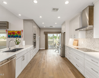 5137 N 79th Place - Photo Thumbnail 6