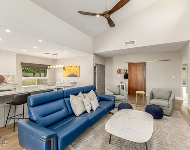 5137 N 79th Place - Photo Thumbnail 4