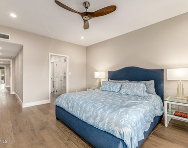 5137 N 79th Place - Photo Thumbnail 9