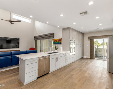 5137 N 79th Place - Photo Thumbnail 7