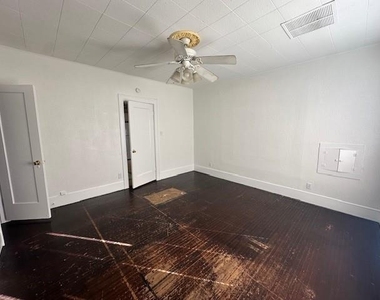 881 Ross Avenue - Photo Thumbnail 9