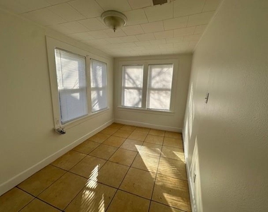881 Ross Avenue - Photo Thumbnail 7