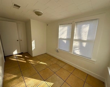 881 Ross Avenue - Photo Thumbnail 8