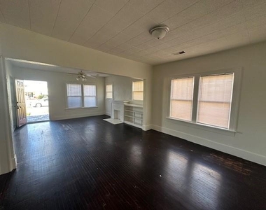 881 Ross Avenue - Photo Thumbnail 3