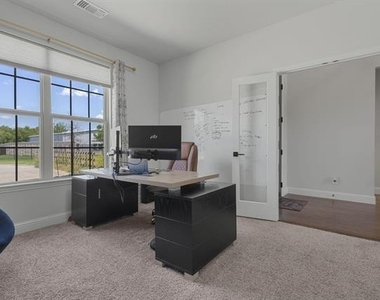 913 Gingham Street - Photo Thumbnail 4