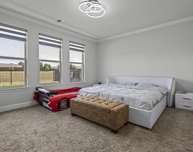 913 Gingham Street - Photo Thumbnail 12