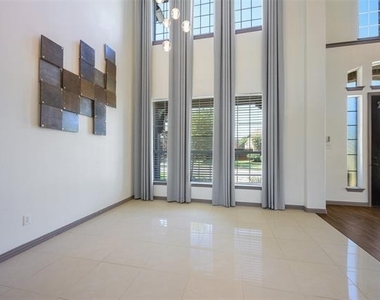 5170 Mohegan Lane - Photo Thumbnail 10