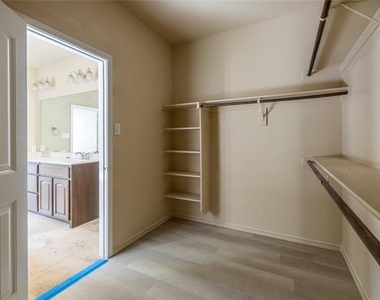 2813 Saddle Creek Drive - Photo Thumbnail 28