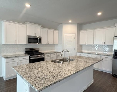 905 Berry Street - Photo Thumbnail 2