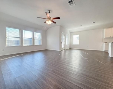 905 Berry Street - Photo Thumbnail 7