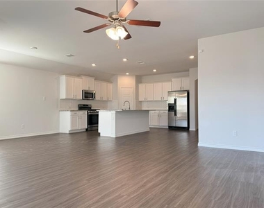 905 Berry Street - Photo Thumbnail 8