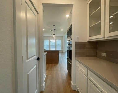 3714 Milwaukee Avenue - Photo Thumbnail 5