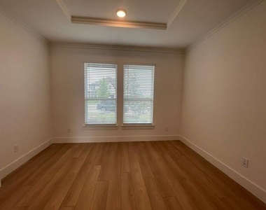 3714 Milwaukee Avenue - Photo Thumbnail 4
