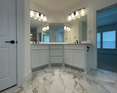 3714 Milwaukee Avenue - Photo Thumbnail 20