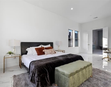 1022 Bow Street - Photo Thumbnail 20
