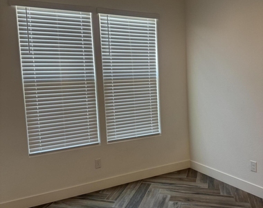 2521 S 180th Drive - Photo Thumbnail 4