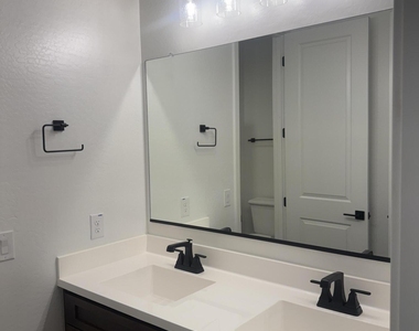 2521 S 180th Drive - Photo Thumbnail 20