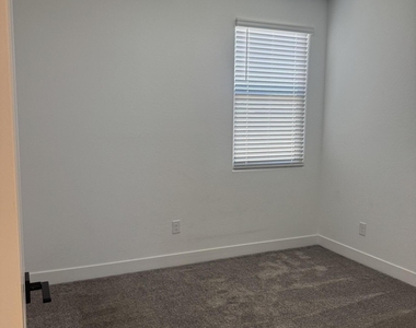 2521 S 180th Drive - Photo Thumbnail 17