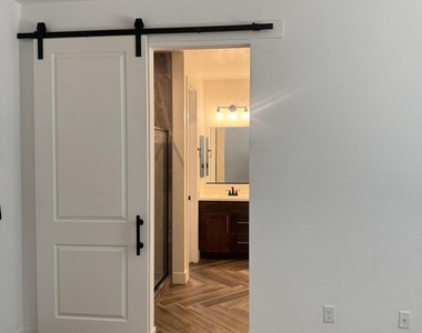 2521 S 180th Drive - Photo Thumbnail 30