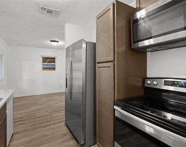 6301 Sydney Drive - Photo Thumbnail 12