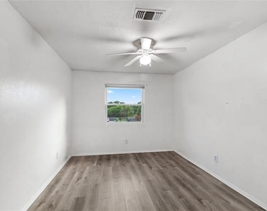 6301 Sydney Drive - Photo Thumbnail 24