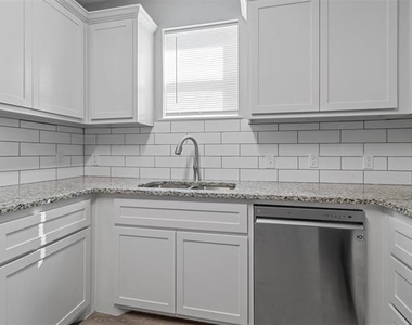 525-527 E Ball Street - Photo Thumbnail 1