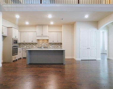 1704 Serra Drive - Photo Thumbnail 9