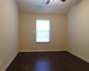 1704 Serra Drive - Photo Thumbnail 21