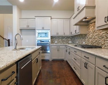 1704 Serra Drive - Photo Thumbnail 10
