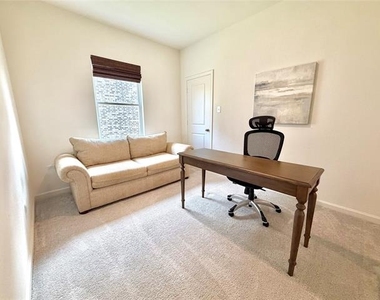 2104 Meadow Park Drive - Photo Thumbnail 5