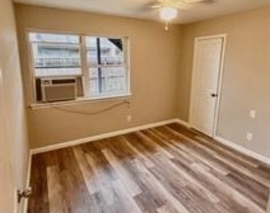 2206 W Hickory Street - Photo Thumbnail 3