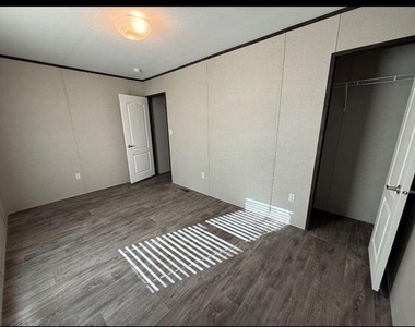 221 W Division Street - Photo Thumbnail 16