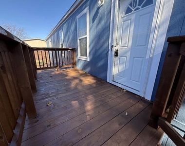 221 W Division Street - Photo Thumbnail 8