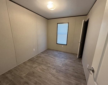 221 W Division Street - Photo Thumbnail 28