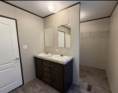 221 W Division Street - Photo Thumbnail 26