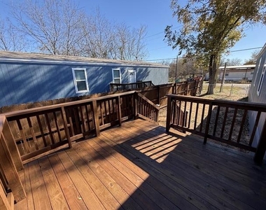 221 W Division Street - Photo Thumbnail 7