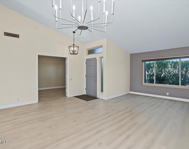 13329 N 94th Place - Photo Thumbnail 6