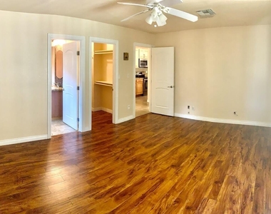 15611 N 57th Lane - Photo Thumbnail 9