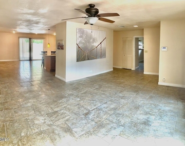 15611 N 57th Lane - Photo Thumbnail 3